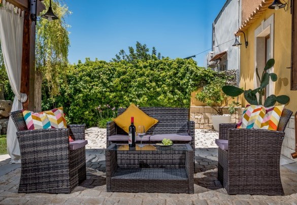 Zona relax all'esterno del casale - Villa Cutrera
