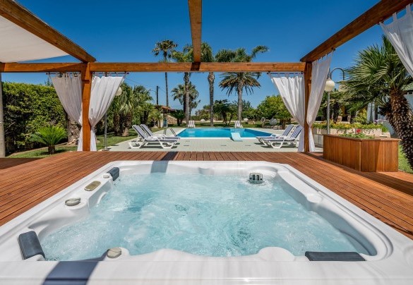Adiacente la piscina, una zona sopraelevata ospita la jacuzzi - Villa Cutrera