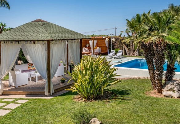L'ampio gazebo è posizionato vicino alla piscina - Villa Cutrera