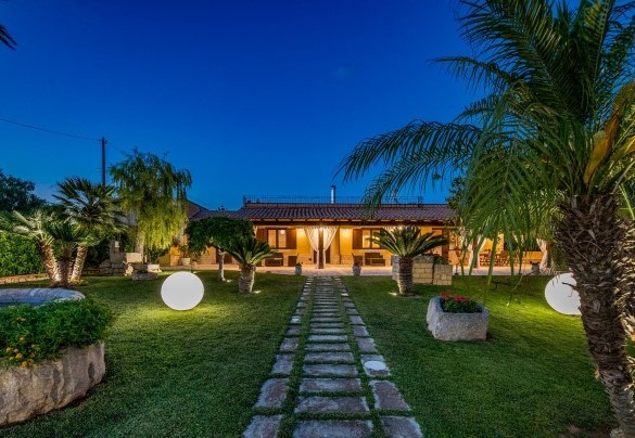 Illuminazione notturna del giardino e i suoi vialetti - Villa Cutrera