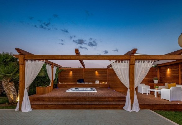 Adiacente la piscina, una zona sopraelevata ospita la jacuzzi - Villa Cutrera