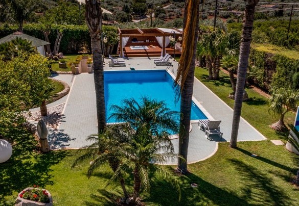 La piscina è delimitata da un solarium di circa 150 mq - Villa Cutrera