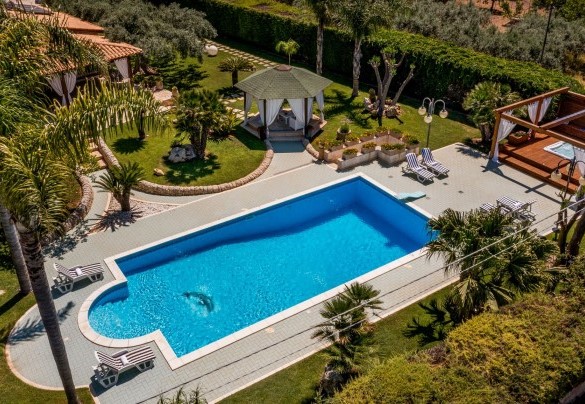 La piscina è delimitata da un solarium di circa 150 mq - Villa Cutrera