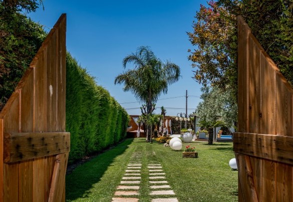 L'ampio giardino è delimitato da vialetti in ghiaia bianca - Villa Cutrera