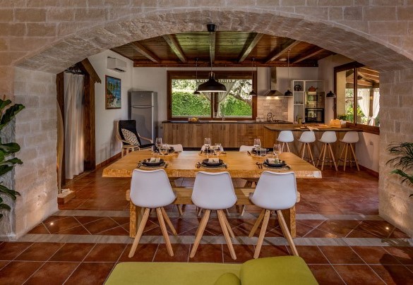 Zona pranzo con un elegante tavolo in legno - Villa Cutrera