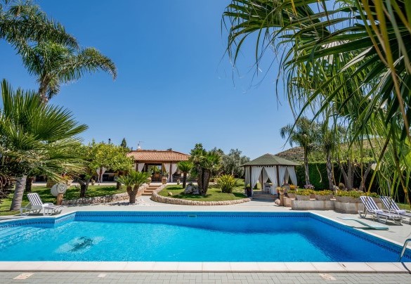 L’area piscina è collocata allo stesso livello del casale - Villa Cutrera