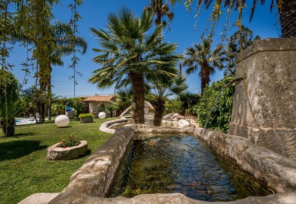 Fontanella caratteristica in pietra - Villa Cutrera