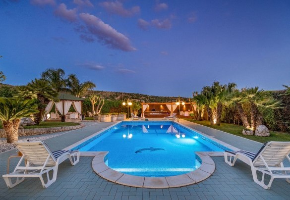 La piscina è delimitata da un solarium di circa 150 mq - Villa Cutrera