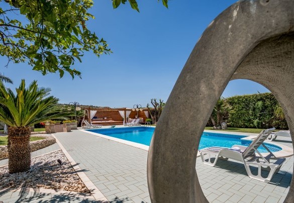 La piscina è delimitata da un solarium di circa 150 mq - Villa Cutrera