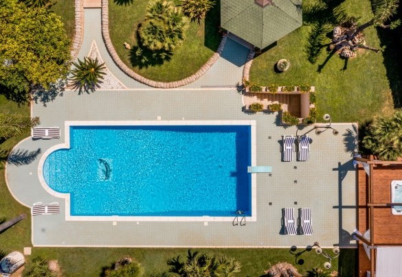 La piscina rettangolare, larga 6 x 12 m e profonda tra 0,90 m e 2,50 m - Villa Cutrera