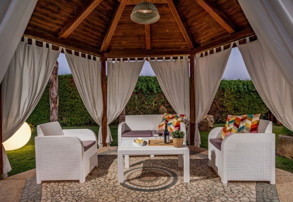 Un ampio gazebo ospita un grazioso salottino - Villa Cutrera