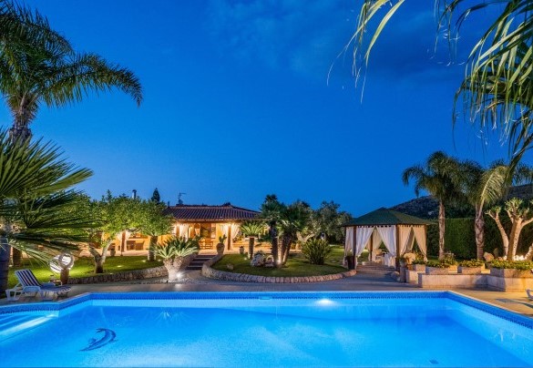 L’area piscina è collocata allo stesso livello del casale - Villa Cutrera