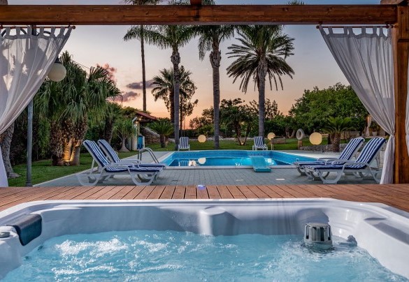 Adiacente la piscina, una zona sopraelevata ospita la jacuzzi - Villa Cutrera