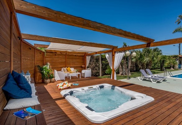 Adiacente la piscina, una zona sopraelevata ospita la jacuzzi - Villa Cutrera