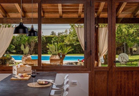 Dal portico sono dislocati differenti ingressi - Villa Cutrera