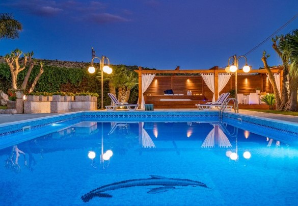 Illuminazione notturna della zona piscina - Villa Cutrera