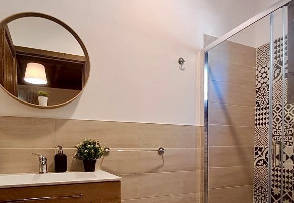 Il bagno en-suite con doccia n. 4 della camera doppia