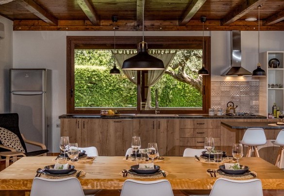 L’open plan si compone di una cucina moderna e della zona pranzo - Villa Cutrera