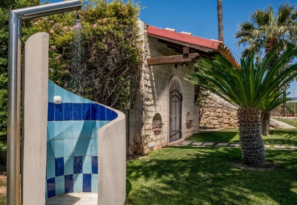 La piscina è attrezzata con doccia esterna - Villa Cutrera