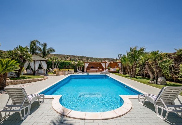 La piscina è profonda tra 0,90 m e 2,50 m - Villa Cutrera