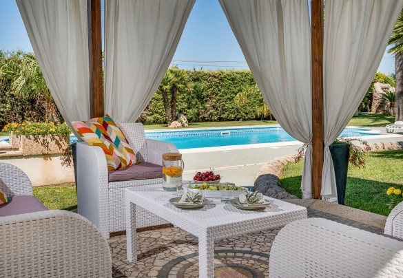 Un ampio gazebo ospita un grazioso salottino - Villa Cutrera