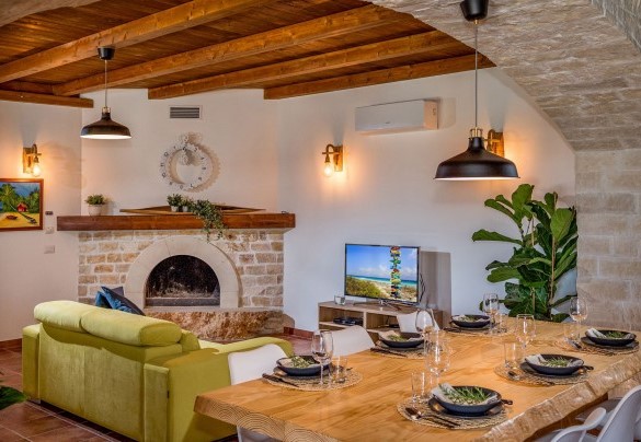 L’area living è completata da tv e camino funzionante - Villa Cutrera