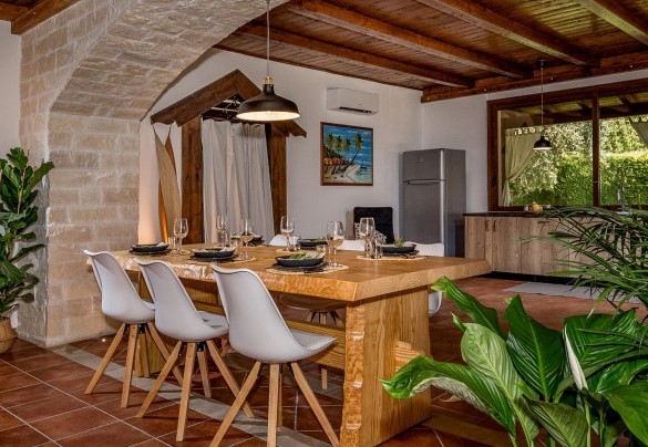 Zona pranzo con un elegante tavolo in legno - Villa Cutrera