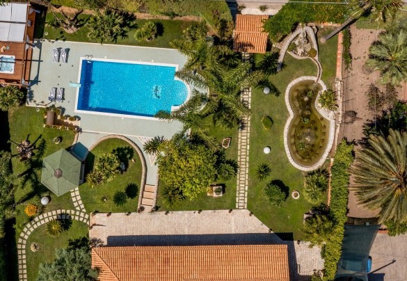 L’area piscina è collocata allo stesso livello del casale - Villa Cutrera