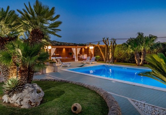 L’area piscina è collocata allo stesso livello del casale - Villa Cutrera
