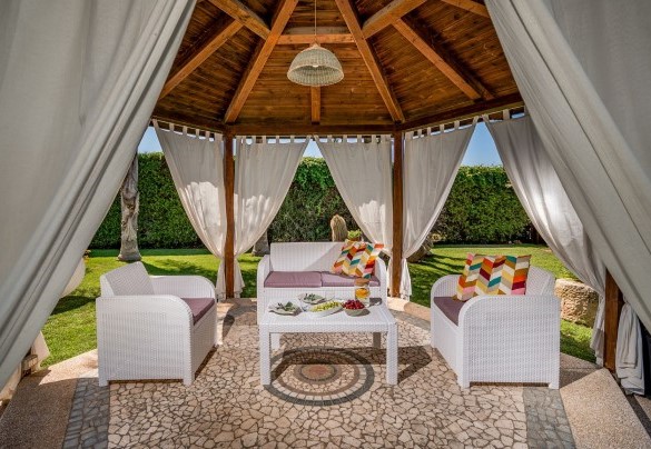 Un ampio gazebo ospita un grazioso salottino - Villa Cutrera