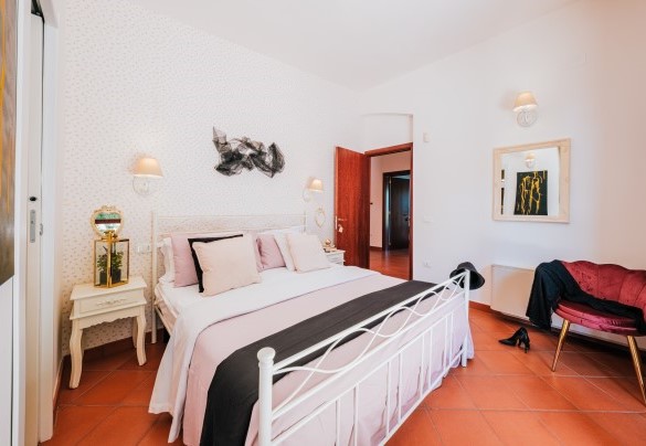 Double bedroom 2 with en suite bathroom - Villa D'Aquino