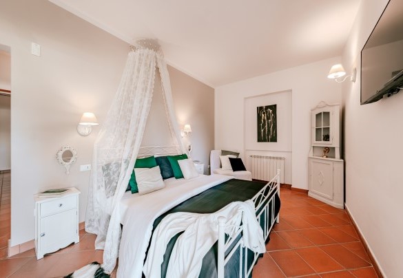 Elegant master bedroom suite 4 with private bathroom, complete with hot tub and shower - Villa D'Aquino