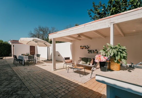 Outdoor dining area - Villa D'Aquino