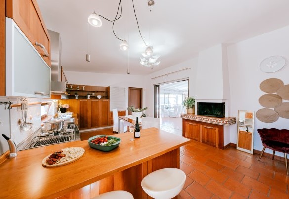 A large culinary space where functionality and design meet - Villa D'Aquino