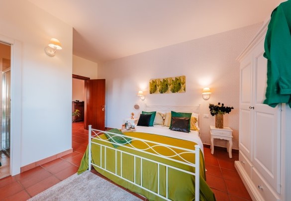 Double bedroom 1 with en suite bathroom - Villa D'Aquino