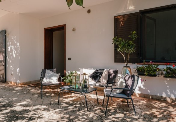 Entrance to the villa with sitting area - Villa D'Aquino