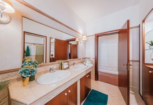Bathroom 4 equipped with hot tub and shower for use in bedroom 4 - Villa D'Aquino