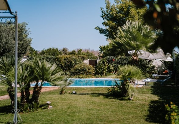 Lined in turquoise ceramics which give the pool a wonderful colour, creating a perfect union with the blue sky, the lawn and surrounding plants, it has chlorine purification and a steel ladder for access to the water - Villa D’Aquino