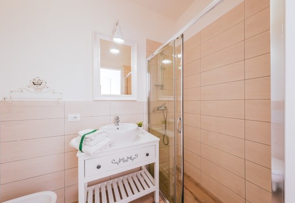 En suite bathroom 3 with shower serving the double bedroom nr 3 - Villa D'Aquino