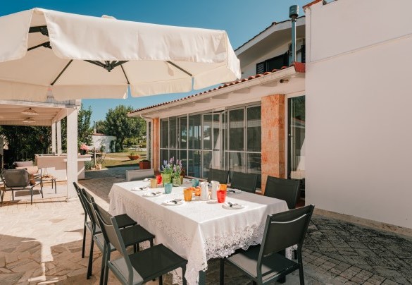 Outdoor dining area - Villa D'Aquino