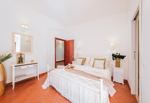 Double bedroom 3 with en suite bathroom - Villa D'Aquino