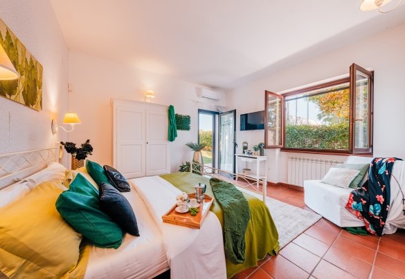 Double bedroom 1 with en suite bathroom - Villa D'Aquino