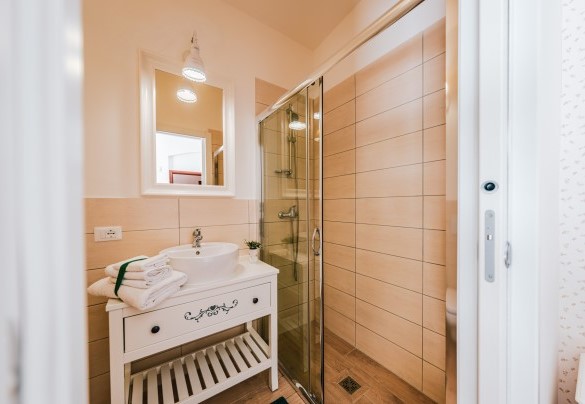 En suite bathroom 2 with shower serving the double bedroom nr 2 - Villa D'Aquino