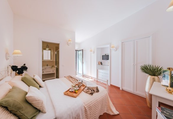 Double bedroom 3 with en suite bathroom - Villa D'Aquino