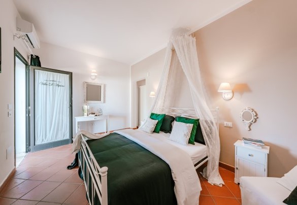 Elegant master bedroom suite 4 with private bathroom, complete with hot tub and shower - Villa D'Aquino
