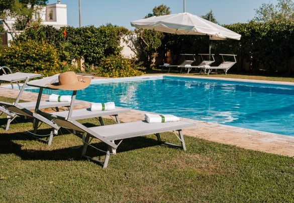 The large swimming pool, about 25 m from the house, is the protagonist of the outdoor area - Villa D'Aquino