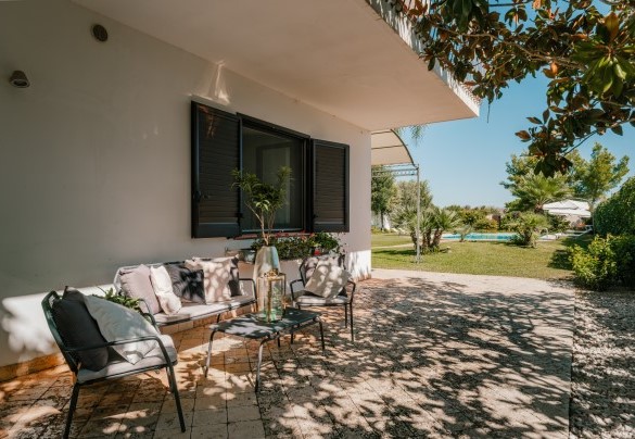Entrance to the villa with sitting area - Villa D'Aquino