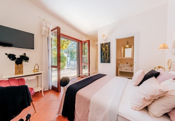Double bedroom 2 with en suite bathroom - Villa D'Aquino
