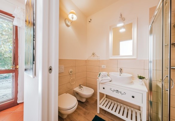 En suite bathroom 2 with shower serving the double bedroom nr 2 - Villa D'Aquino
