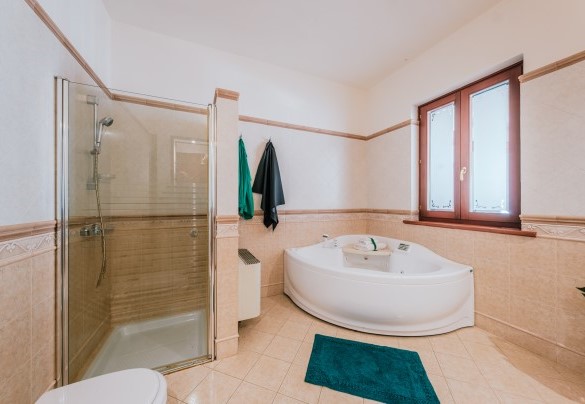 Bathroom 4 equipped with hot tub and shower for use in bedroom 4 - Villa D'Aquino